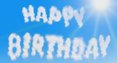 Barn i ring som synger bursdagssangen Hurra for deg rundt et smilende bursdagsbarn