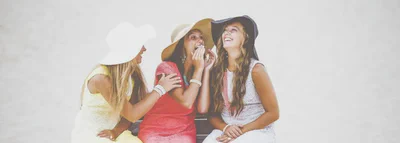 To venner som holder hender, symboliserer det sterke båndet i et vennskap